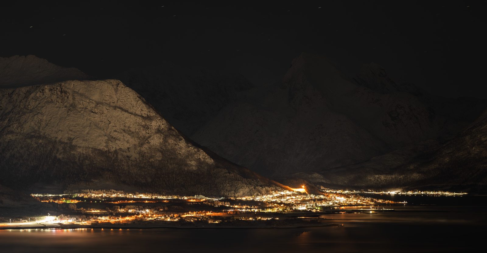 Sortland en vinternatt, sett over fjorden